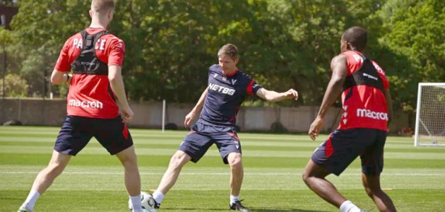 نهائي دوري المؤتمر الأوروبي: صدام تاريخي مرتقب بين كريستال بالاس ورايو فاييكانو في لايبزيج