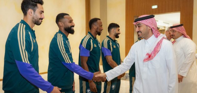 وزير الرياضة ينقل تحيات ولي العهد لبعثة المنتخب السعودي قبل المغادرة إلى مونديال 2026