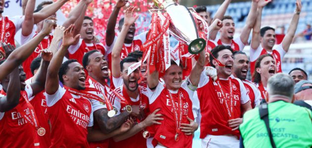 لحظة تاريخية.. أرسنال يرفع كأس الدوري الإنجليزي بعد غياب دام 22 عاماً