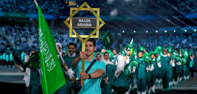 ندى عابد ورياض حمدي يرفعان العلم السعودي في افتتاح دورة الألعاب الخليجية بالدوحة