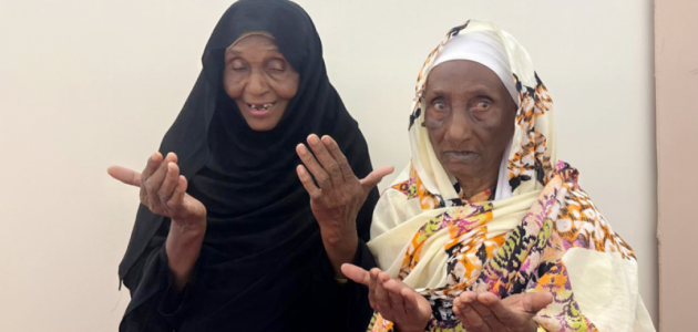 تجسيد حي لبر الوالدين.. سبعينية سودانية تضرب أروع الأمثلة في رعاية والدتها التسعينية ضمن ضيوف خادم الحرمين
