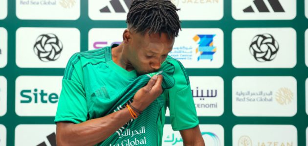 كواليس مثيرة.. الأهلي يحسم تجديد إعارة زكريا هوساوي لتفادي بند الاتحاد