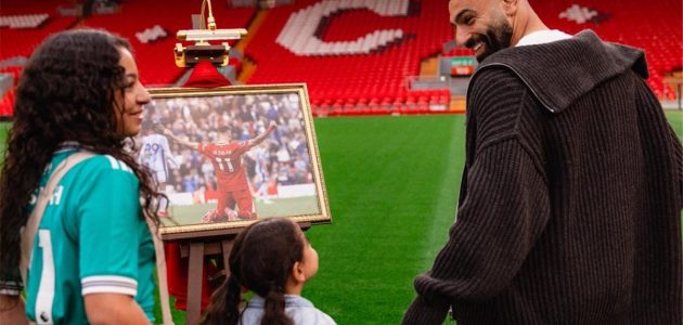 بالصور.. محمد صلاح يودع جماهير ليفربول برفقة بناته قبل موقعة برينتفورد الأخيرة