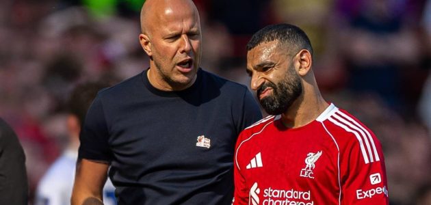 انقسام حاد بين أساطير الريدز بسبب تصريحات محمد صلاح الأخيرة ضد آرني سلوت