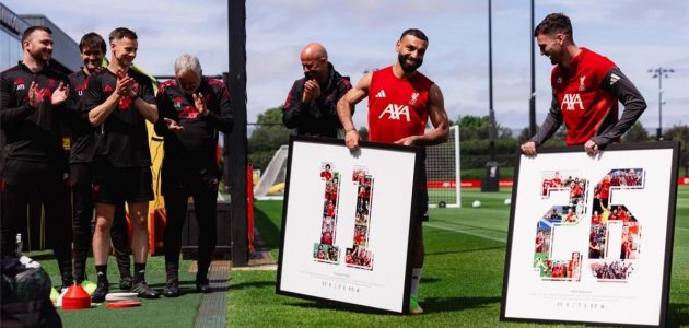 في لفتة وداعية مؤثرة.. سلوت ولاعبو ليفربول يقدمون هدايا تذكارية لـ محمد صلاح وروبرتسون