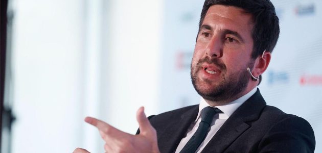 إنريكي ريكيلمي يتحدى بيريز ويعلن ترشحه رسميًا لسباق رئاسة ريال مدريد