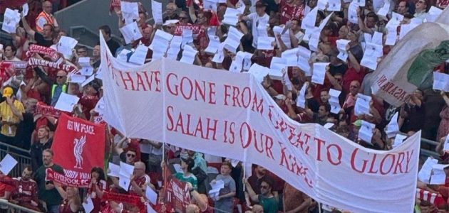 جماهير ليفربول تفاجئ محمد صلاح بـ “تيفو” تاريخي وتعلن تضامنها معه ضد آرني سلوت