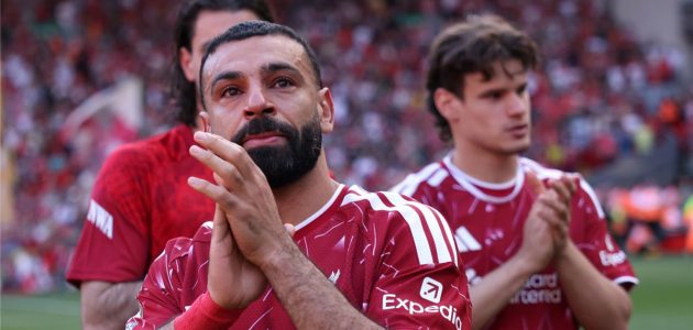 مشهد مؤثر.. أطفال ليفربول يطاردون سيارة محمد صلاح لوداعه الأخير بعد مغادرة الأنفيلد