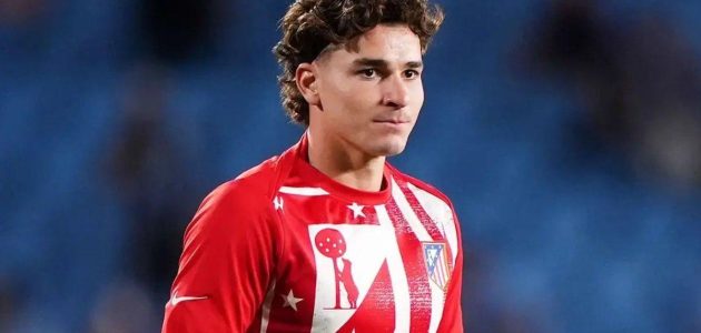 ماركا تفجرها: أتلتيكو مدريد يصدم برشلونة ويحدد سعراً خرافياً لبيع جوليان ألفاريز