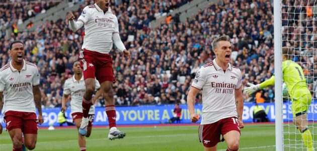 تروسارد يضع آرسنال على أعتاب اللقب بفوز درامي أمام وست هام في الدوري الإنجليزي