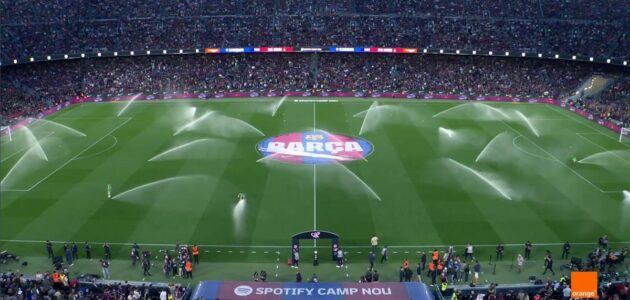 أقماع وكرات شاطئ.. جماهير برشلونة تشعل الكلاسيكو بسخرية لاذعة من أربيلوا وفينيسيوس