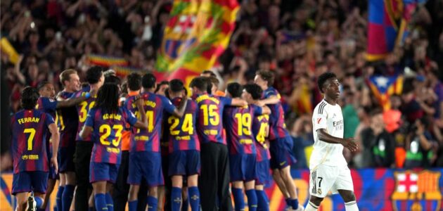 بلمسة وفاء.. بيب جوارديولا يشارك برشلونة احتفالات التتويج بلقب الدوري الإسباني