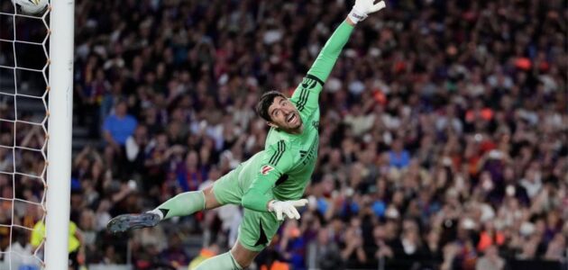 بعد خسارة الكلاسيكو وتتويج برشلونة.. تيبو كورتوا يوجه رسالة عاطفية لجماهير ريال مدريد