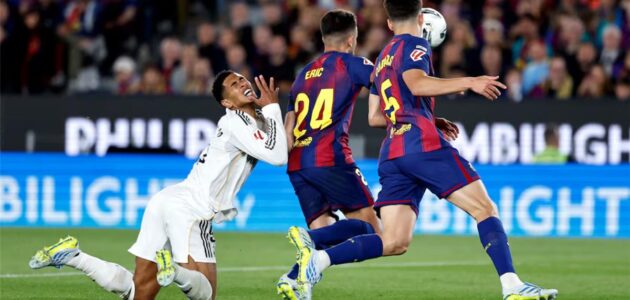 حسم الجدل.. لجنة الحكام تكشف حقيقة ركلة جزاء ريال مدريد الضائعة في الكلاسيكو أمام برشلونة