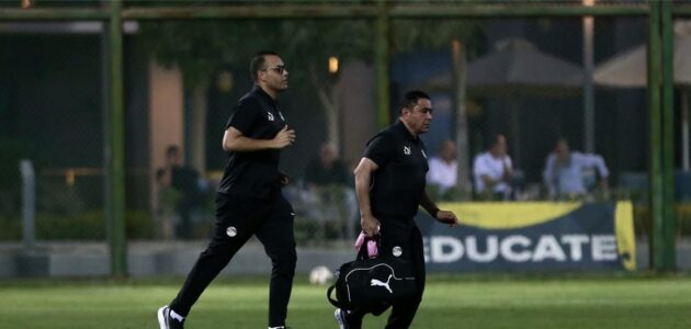 لحظات حبس الأنفاس.. كيف أنقذ طبيب منتخب مصر حياة لاعب عمان بعد واقعة بلع اللسان؟