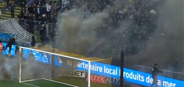 فوضى عارمة في الدوري الفرنسي.. إلغاء مباراة نانت وتولوز بسبب شغب جماهيري واشتباكات عنيفة