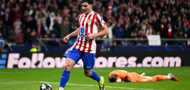 عملاق الدوري الإنجليزي يزاحم برشلونة ويدخل صراع التعاقد مع جوليان ألفاريز