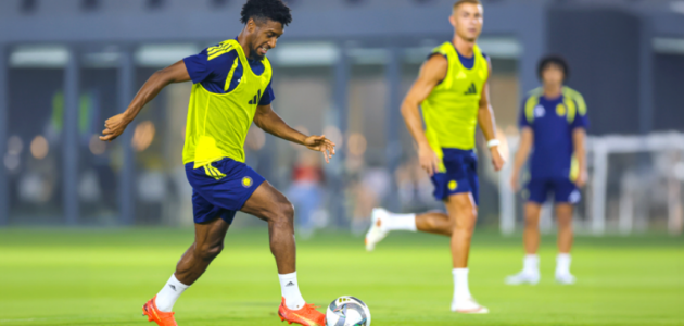 بوستيكوجلو يغيّر مكان مارتينيز: استدعاء 21 لاعبًا للمباراة ضد التعاون