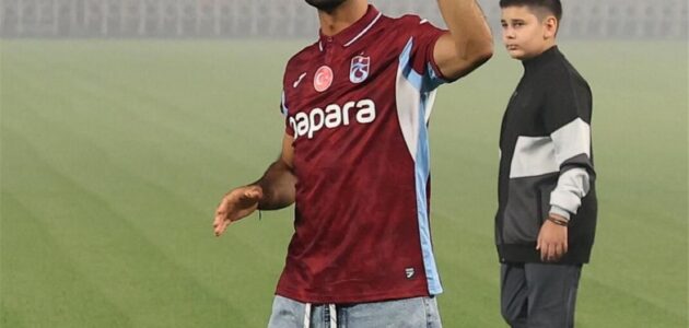 محمد صلاح يثير جنون سيدة مسنة في تركيا: ردة فعل ساخرة بعد رؤيته لأول مرة